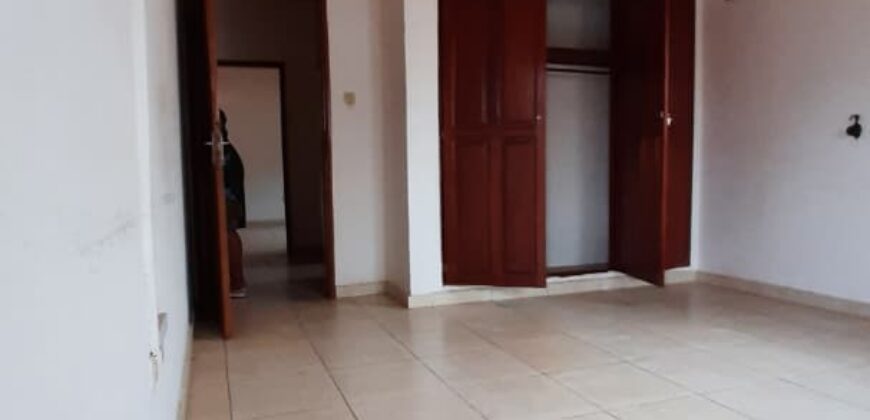 Maison duplex de 4 chambres et salon à louer
