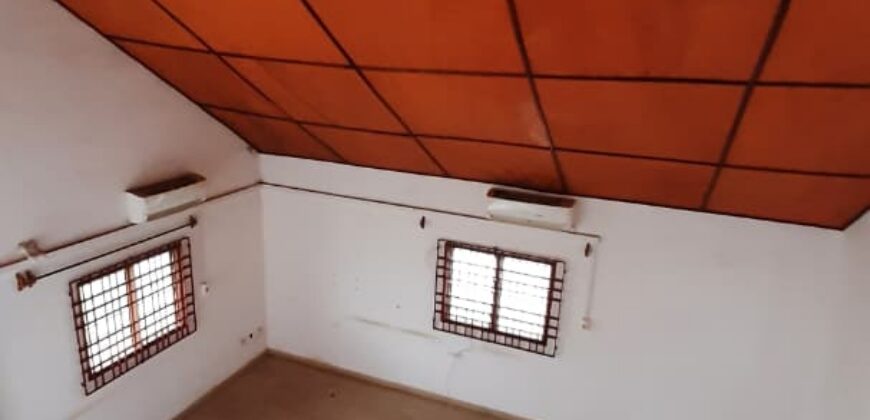 Maison duplex de 4 chambres et salon à louer