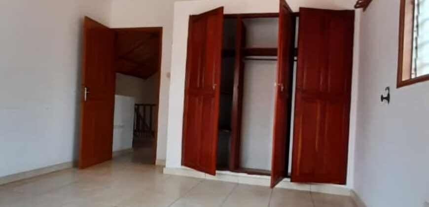 Maison duplex de 4 chambres et salon à louer