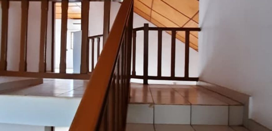 Maison duplex de 4 chambres et salon à louer