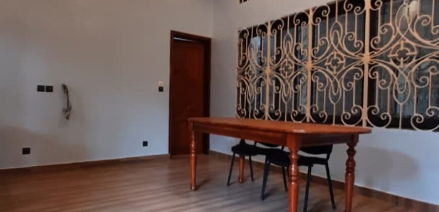 Immeuble moderne de près de 30 pièces extensibles à louer à Calavi – Carrefour Bidossèssi