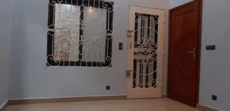 Immeuble moderne de près de 30 pièces extensibles à louer à Calavi – Carrefour Bidossèssi